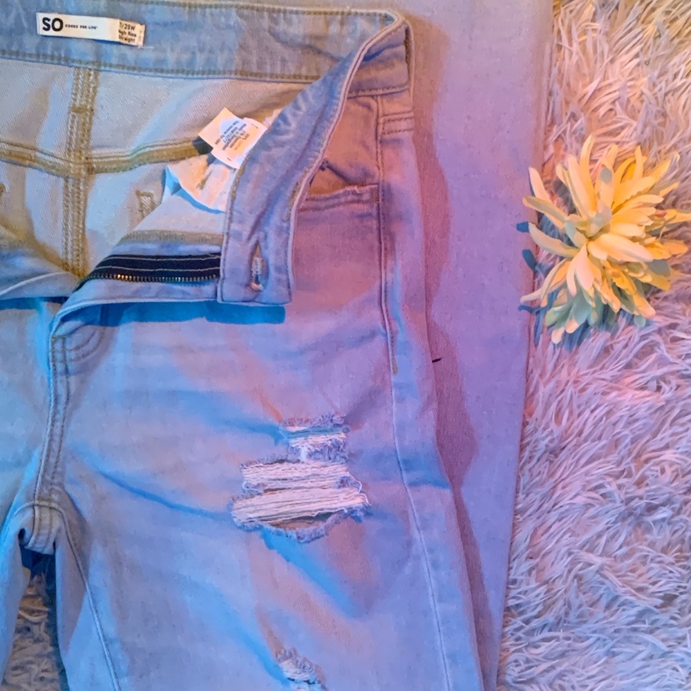 OFF THE HANGER || LIGHT BLUE RIPPED STRAIGHTLEG JEANS.